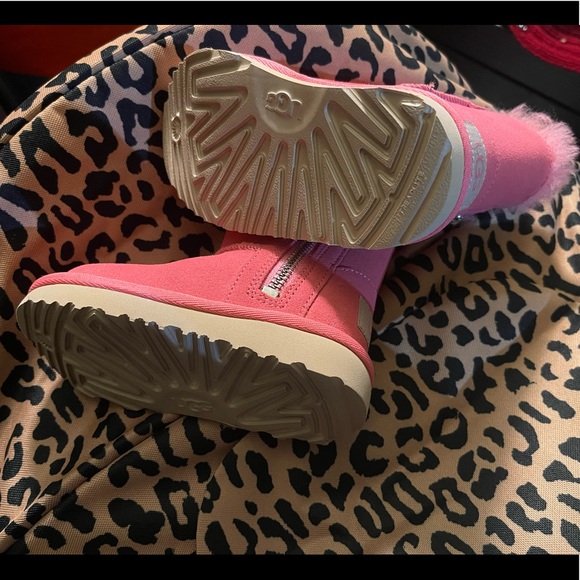 Ugg Toddler K Bailey Zip Short Fashion Boot - Picture 3 of 4